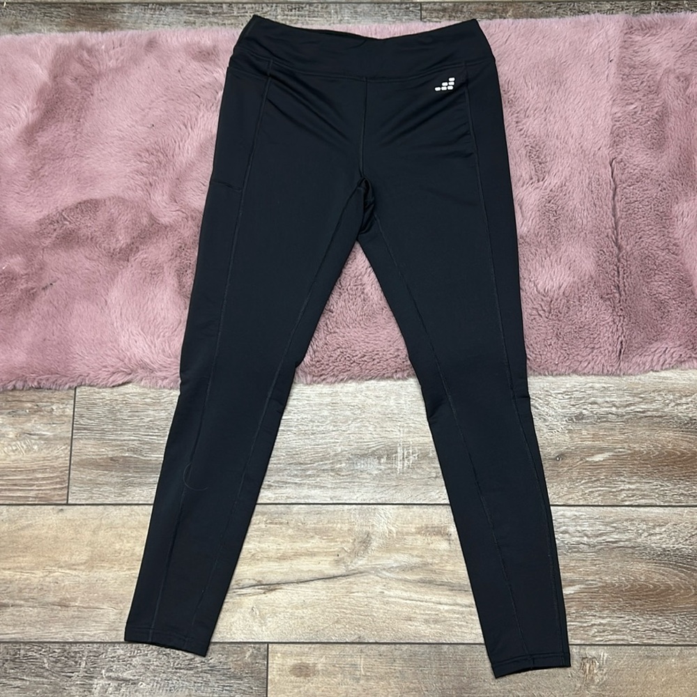 Black athletic leggings with deep pocket